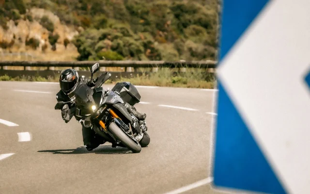 Motor Touring Suzuki GSX-S1000GX+ Tantang Dominasi BMW S 1000 XR