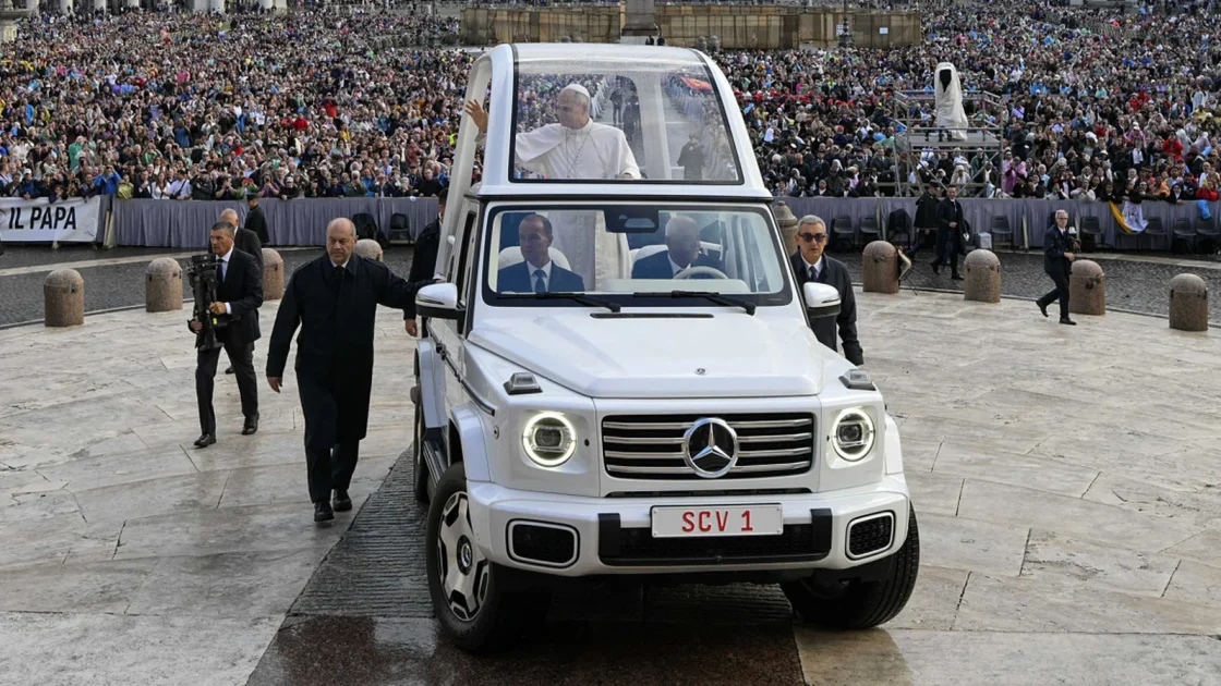 Mercedes-Benz Pamerkan Sejarah Kendaraan Paus di Vatikan