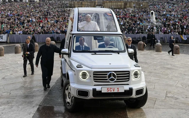 Mercedes-Benz Pamerkan Sejarah Kendaraan Paus di Vatikan