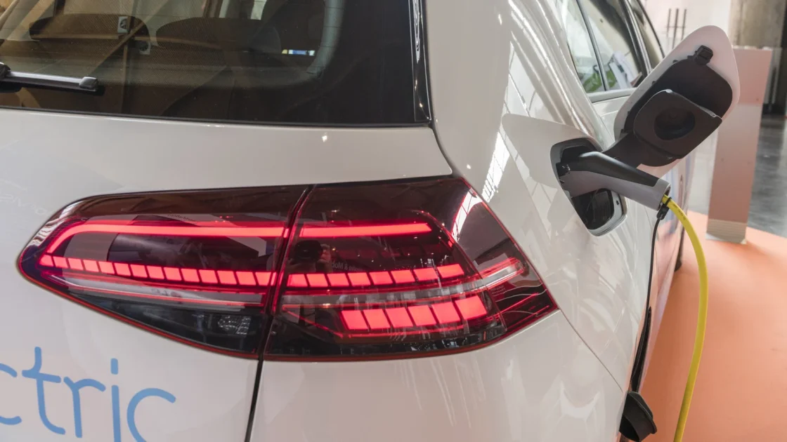 VW Tunda Pengembangan Golf Listrik Akibat Krisis Keuangan