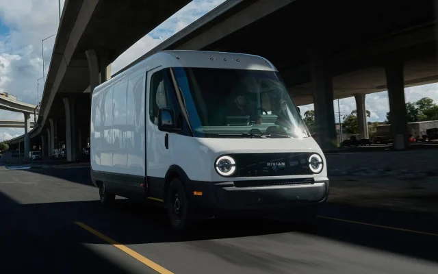 Van Listrik Rivian Kalahkan Penjualan SUV R1S dan Truk R1T