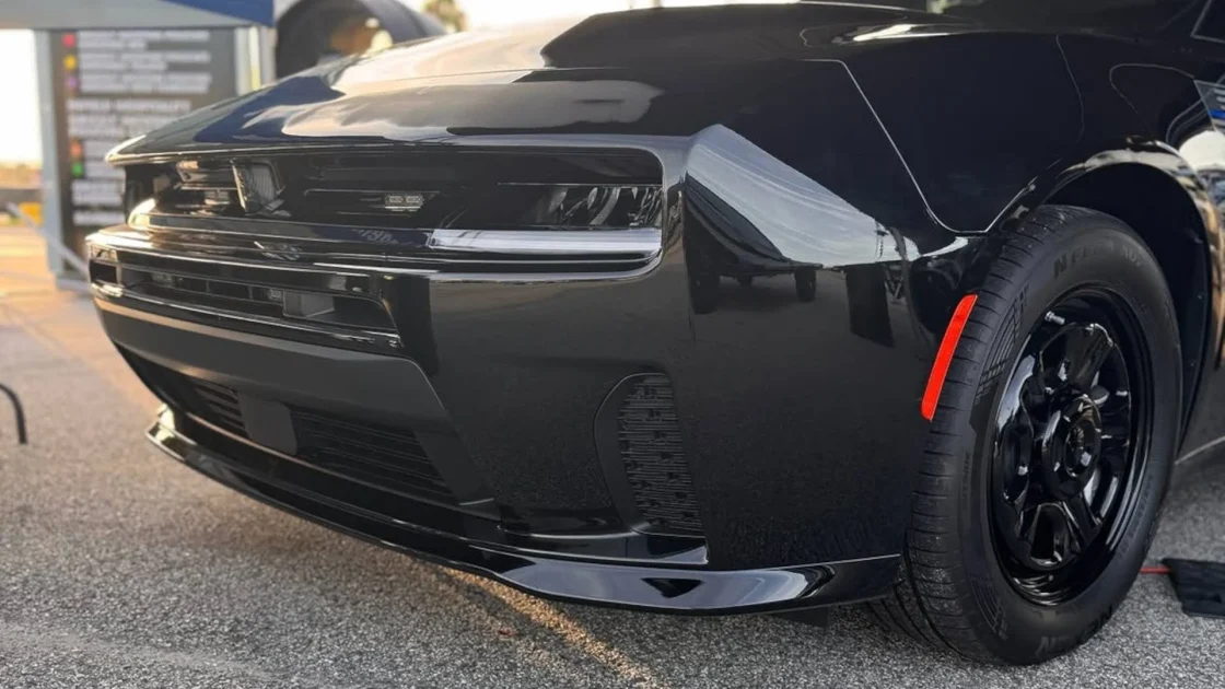 Pengemudi Camaro Tanpa Kap Mesin Ditangkap Polisi di Arizona